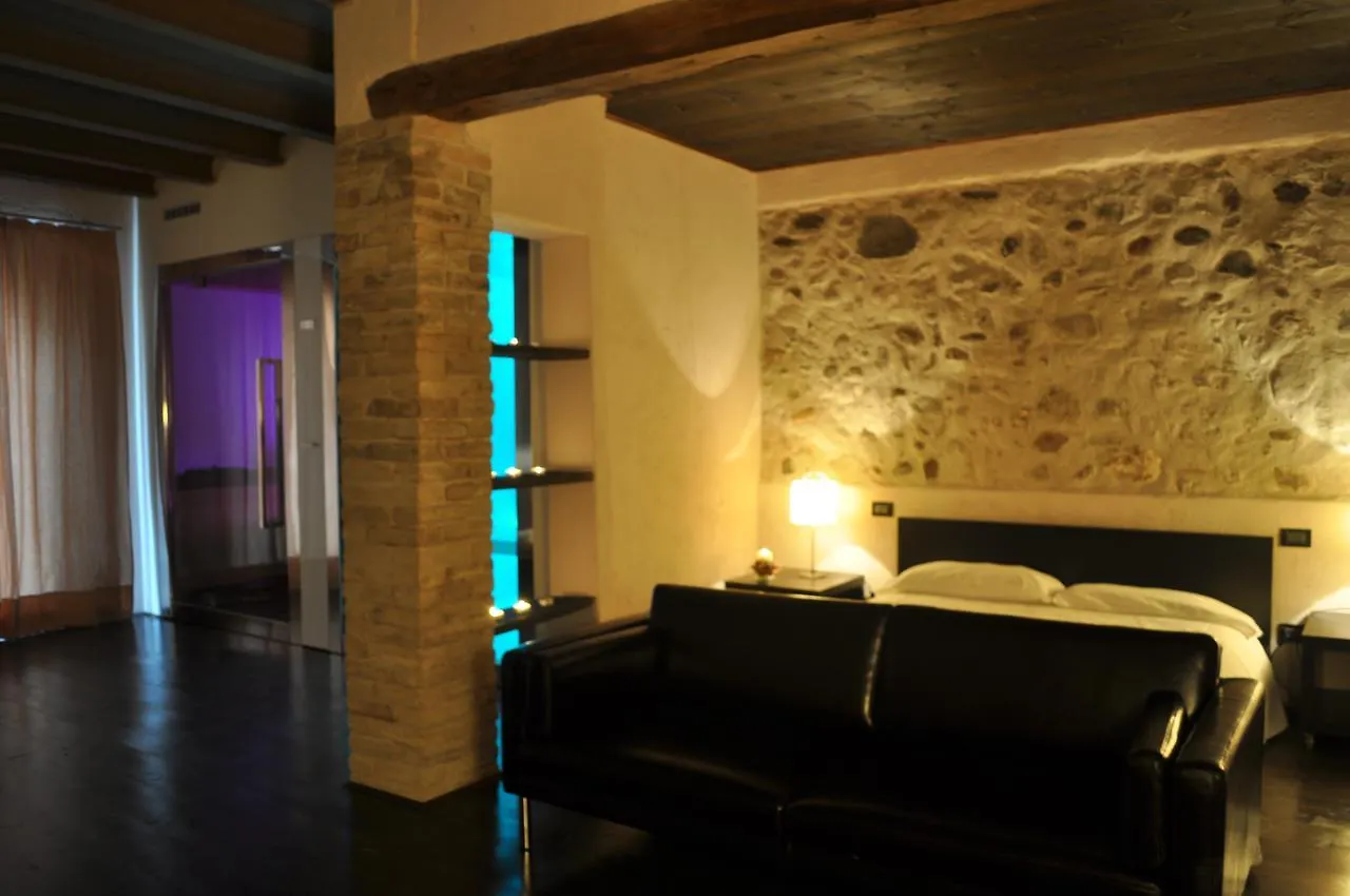 مزرعة للإقامة Agriturismo Trebisonda Country Resort مونزامبانو